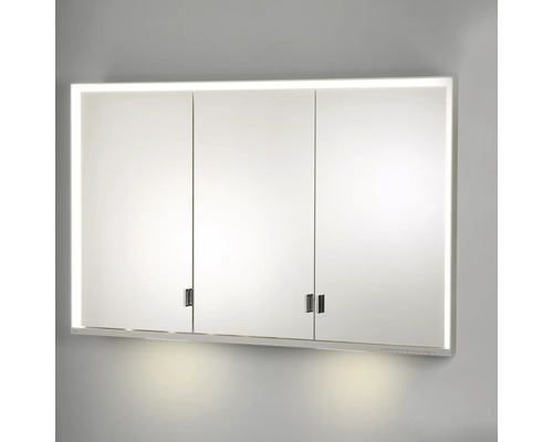 Badezimmerszene mit einem Spiegelschrank mit drei Türen und integrierter Beleuchtung.