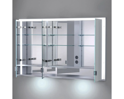 Geöffneter Spiegelschrank mit Beleuchtung und Glasböden für das Badezimmer