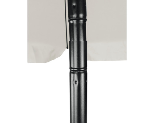 Detailansicht eines Sonnenschirmständers mit Schirm