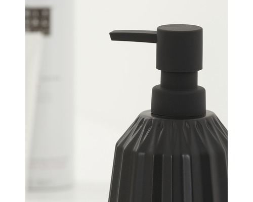 Distributeur de savon au design nervuré