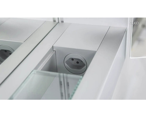 Prise électrique dans une armoire de toilette