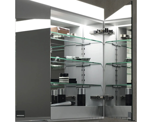 Geöffneter Spiegelschrank mit Glasablagen und Badartikeln