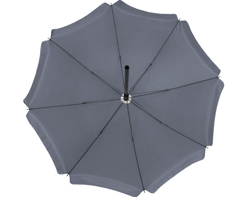 Vue de dessous d''un parasol de jardin gris