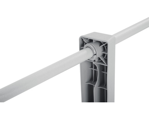 Detailansicht einer grauen Kleiderständerverbindung.