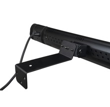 Eine schwarze LED Leuchte mit Halterung.