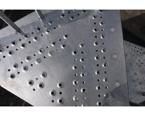 Gros plan sur une marche d''escalier métallique perforée