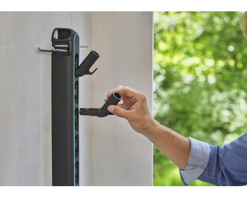 Support de tuyau d''arrosage avec accessoires fixé au mur