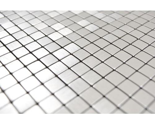 Detailaufnahme von Mosaikfliesen aus Metall