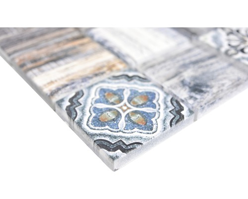 Detailansicht einer quadratischen Mosaikfliese mit Muster