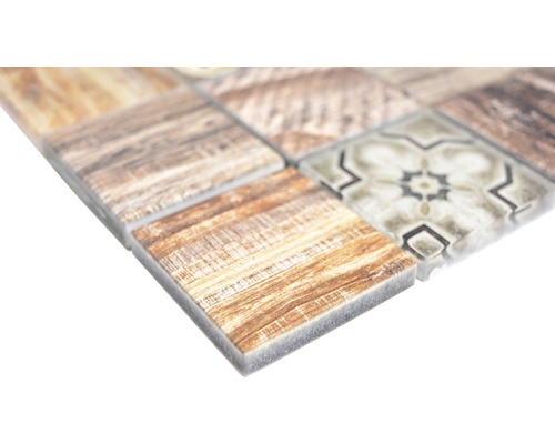 Gros plan de carreaux de mosaïque avec motifs de bois et motifs