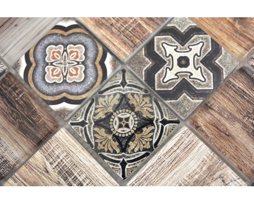 Gros plan de carreaux de mosaïque avec des motifs floraux et bois.