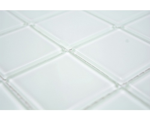 Gros plan de carreaux de mosaïque en verre blanc