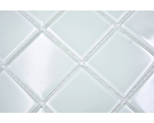 Gros plan de carreaux de mosaïque carrés en verre blanc