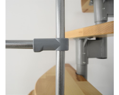 Gros plan d''un escalier en colimaçon avec marches en bois et poteau de garde-corps gris