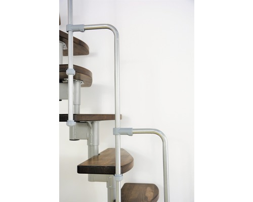 Escalier en colimaçon avec marches en bois et rambarde métallique