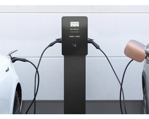 Ladestation für Elektroautos mit zwei angeschlossenen Fahrzeugen