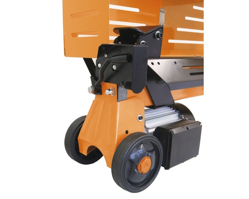 Detailansicht eines Holzspalters mit Rädern für den Transport