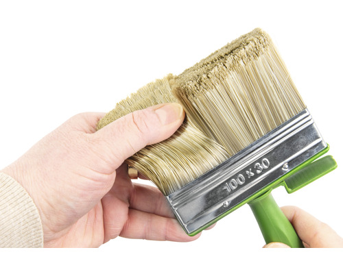 Eine Quast mit den Massen 100 mal 30 Millimeter wird von einer Hand gehalten.