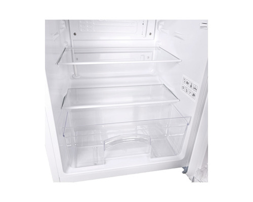 Innenraum eines Kühlschranks mit Einlegeböden und Schublade