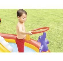 Kind spielt mit einem aufblasbaren Dinosaurier-Poolspielzeug mit Ringwurfspiel