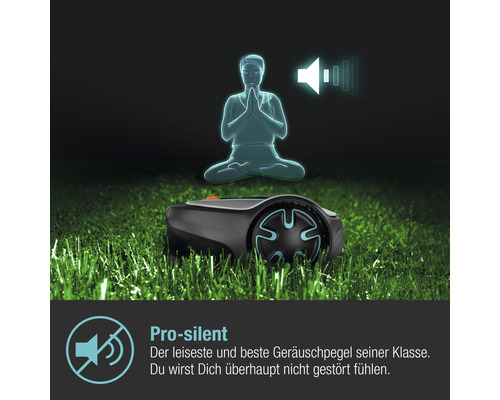 Ein Mähroboter auf einer Rasenfläche mit einer Grafik, die eine Person in Meditationshaltung und ein Lautsprechersymbol darstellt, um die Geräuscharmut zu symbolisieren