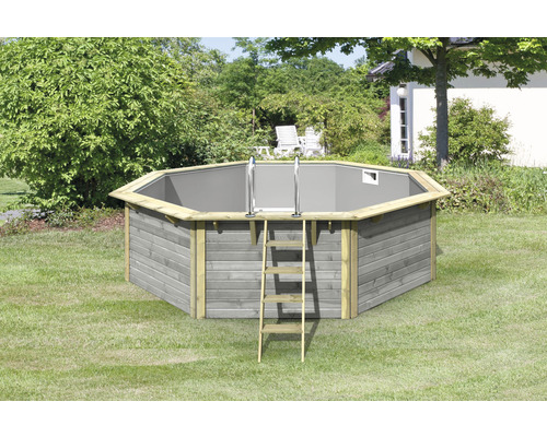 Piscine octogonale en bois avec échelle dans le jardin