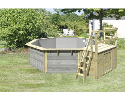 Piscine octogonale en bois avec échelle dans le jardin.