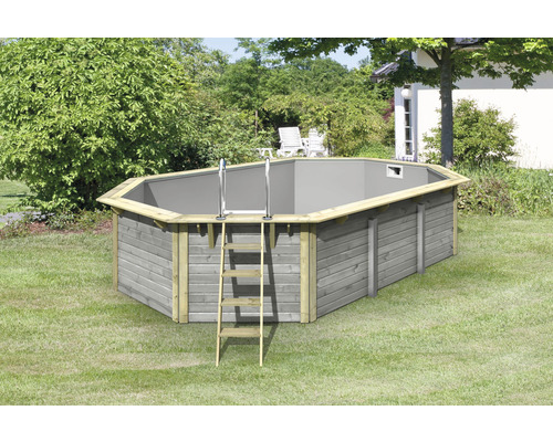 Piscine hors sol en bois avec échelle dans le jardin