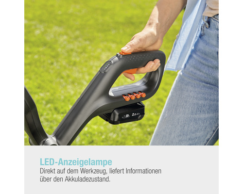 Person hält Akku-Gartengerät am Griff