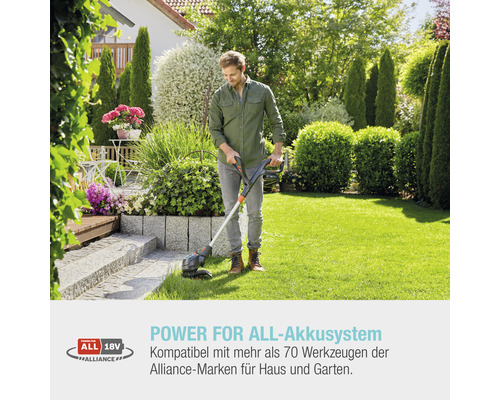 Mann verwendet einen Akku-Rasentrimmer im Garten.