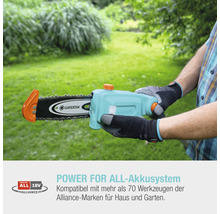 Eine Person hält eine Gardena Akku-Kettensäge im Garten.