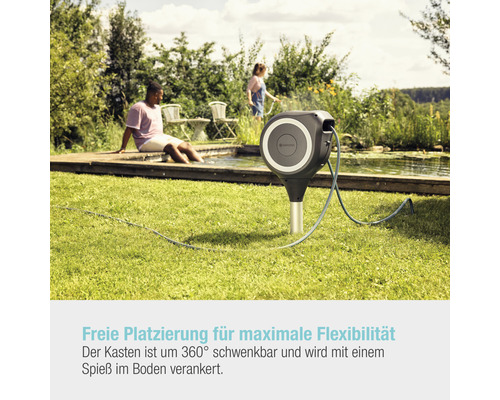 Gartenszene mit montierter Gardena Schlauchbox