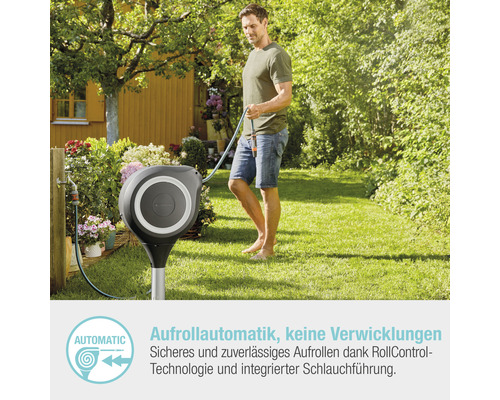 Mann benutzt Gardena Wand-Schlauchbox RollUp L im Garten.