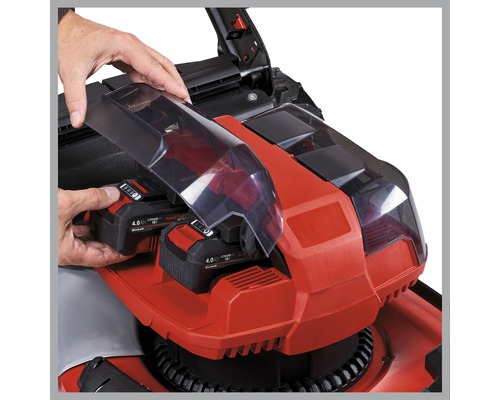 Insertion de la batterie dans une tondeuse à gazon