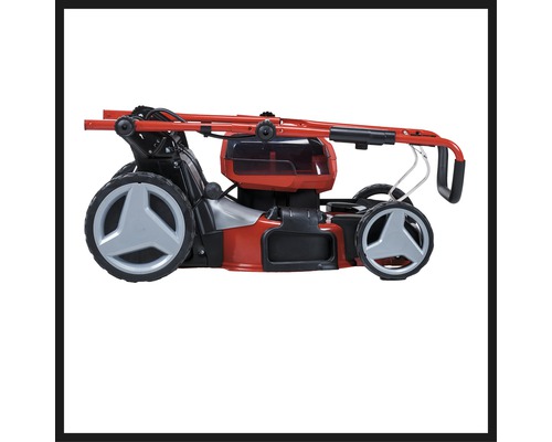 Tondeuse à gazon repliée pour un rangement peu encombrant.