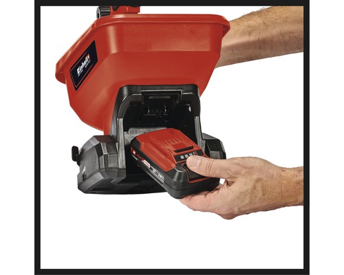 Einsetzen eines Einhell Akkus in ein Gartengerät