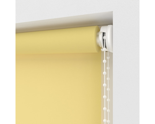 Gelbes Rollo mit Kettenzug zur Fensterdekoration