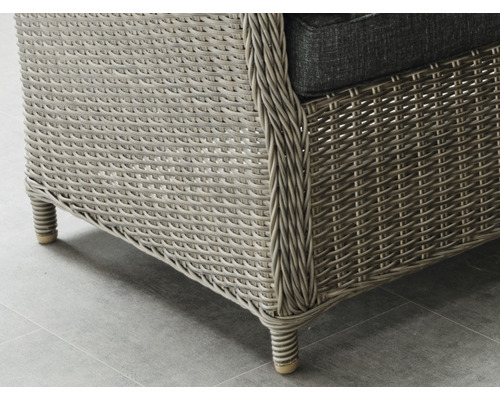 Detailansicht eines Rattansessels mit geflochtener Struktur und Füßen