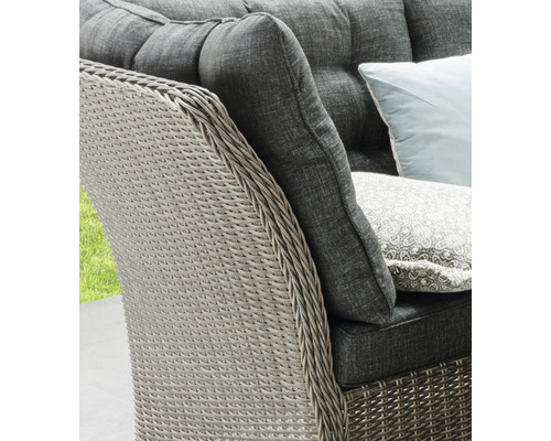 Detailansicht eines Gartensessels mit Rattangeflecht und gepolsterten Kissen