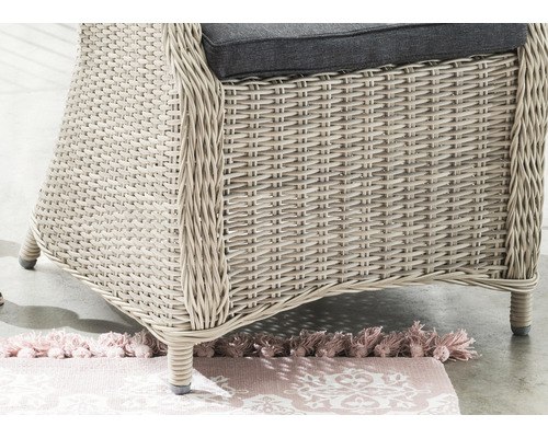 Detailansicht eines Rattansessels mit Auflage und Füßen