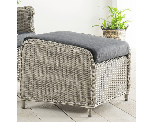 Geflochtener Fusshocker mit grauer Auflage für den Garten