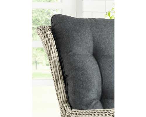 Detailansicht eines Rattansessels mit Polster