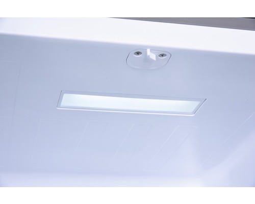 Innenraum eines Kühlschranks mit LED-Beleuchtung