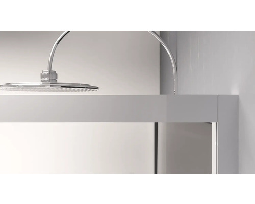 Aufnahme eines Duschkopfs und einer Duscharmatur in einem Badezimmer.