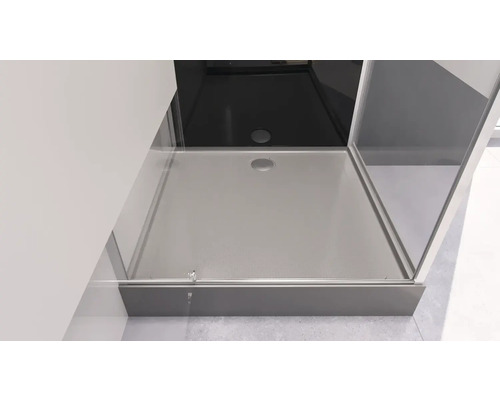 Ebenerdige Dusche mit Duschwanne und Duschabtrennung