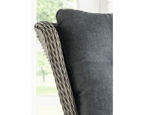 Gros plan d''un fauteuil en rotin avec coussin d''assise gris