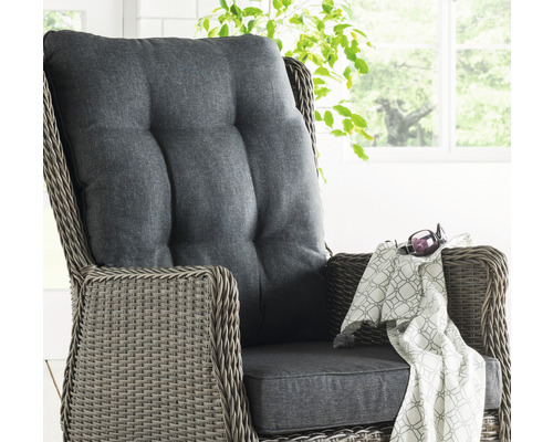 Gros plan d''un fauteuil en rotin avec coussins gris