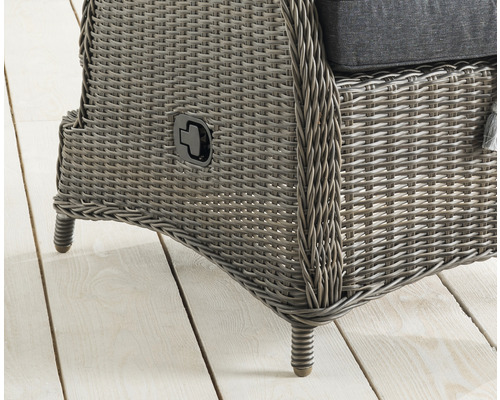 Vue détaillée d''un fauteuil en rotin avec pieds et poignée