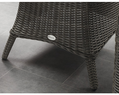 Detailansicht eines Rattanmöbelstücks mit Füssen und Destiny Logo