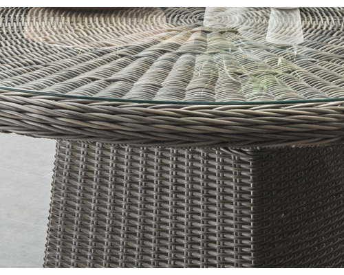 Detailansicht eines Gartentisches mit Glasplatte und Rattanstruktur